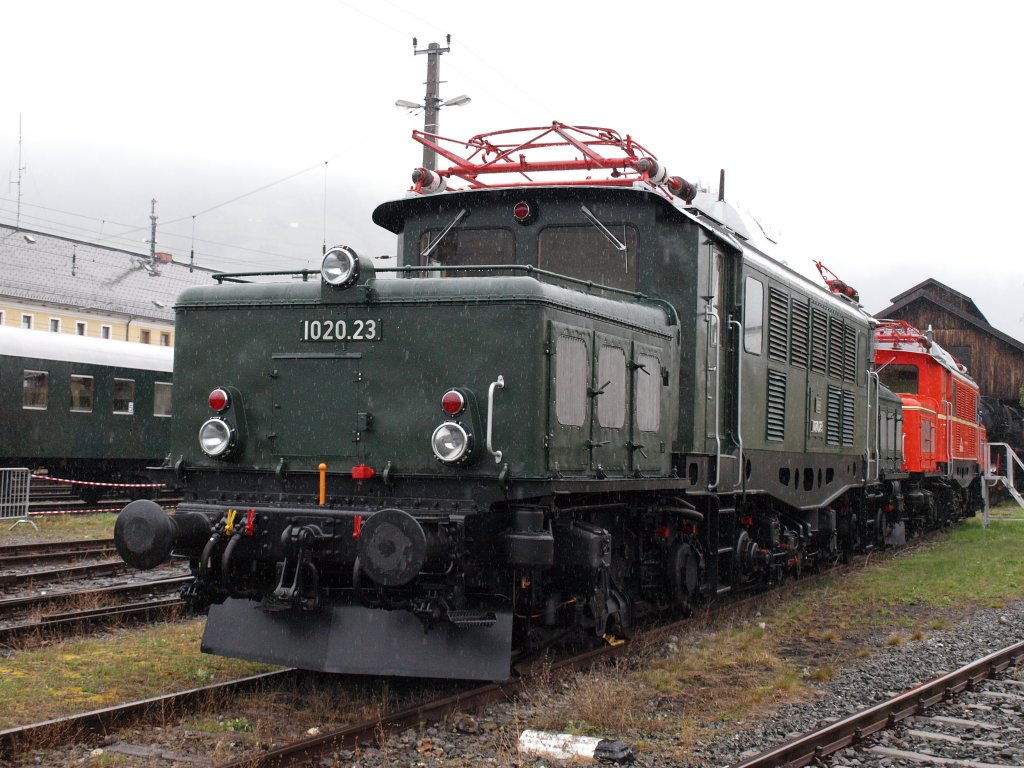 1020.23 + 18 vor dem Heizhaus in Lienz am 22.4.12