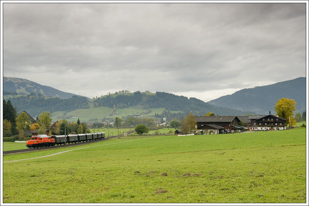 1020.37 mit ihrem SLP 14269 von Bischofshofen nach Timelkam, am 5.10.2010 kurz nach Radstadt aufgenommen.