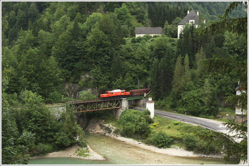 1020.37 zieht den Plang�terzug SGAG 17255 von Linz Stahlwerke durch den Graben nach Eisenerz. 
Altenmarkt 11.8.2012