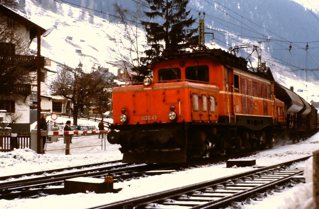 1020.43 um 1980 mit Gterzug bei der Ausfahrt aus St. Anton am Arlberg in Richtung Arlbergtunnel.