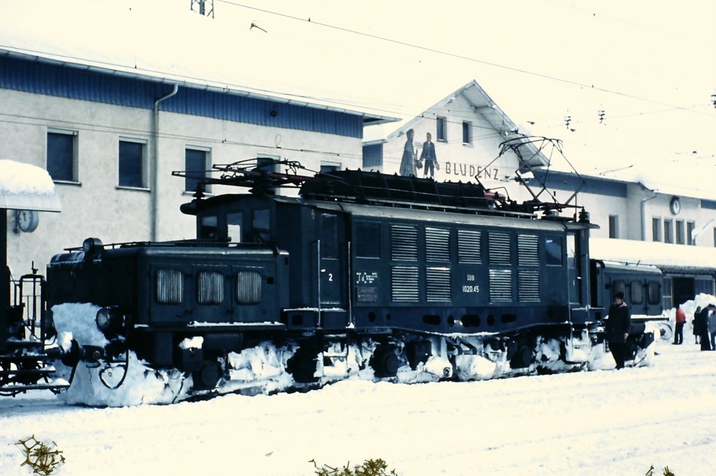 1020.45 in Bludenz. Die Aufnahme entstand am 16. Dezember 1976. Am dem Tag wurde der Autotransport nach St. Anton durch den Arlbergtunnel nach mehreren Tagen Unterbrechung wieder aufgenommen.