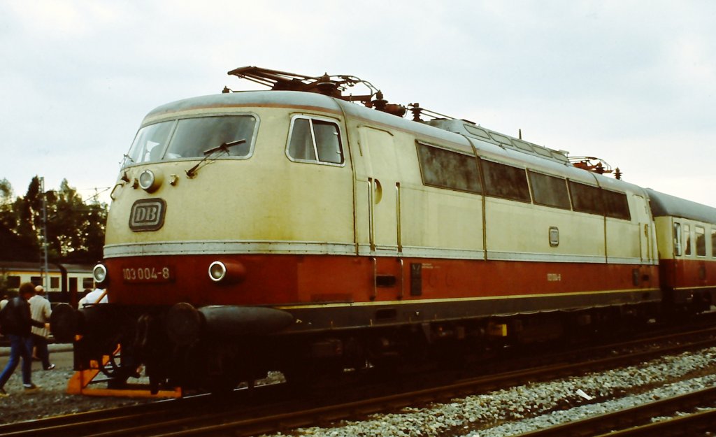 103 004-8, ausgestellt in Wanne Westhafen beim Tag der offenen Tür bei der Wanne-Herner Eisenbahn am ersten Wochenende im September 1983.