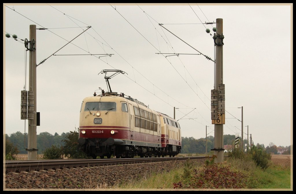 103 022 und 217 001 fahren zusammen von Mnchen kommend nach Regensburg Hbf. Dort wird dann 217 001 abgehngt und 103 222 kahm c.a eine Stunde spter wieder solo zurck gen Mnchen. (06.10.2010, Kfering) 