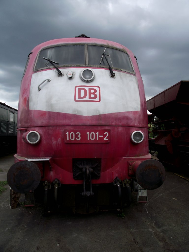 103 101-2 steht am 11.05.13 in Darmstadt 