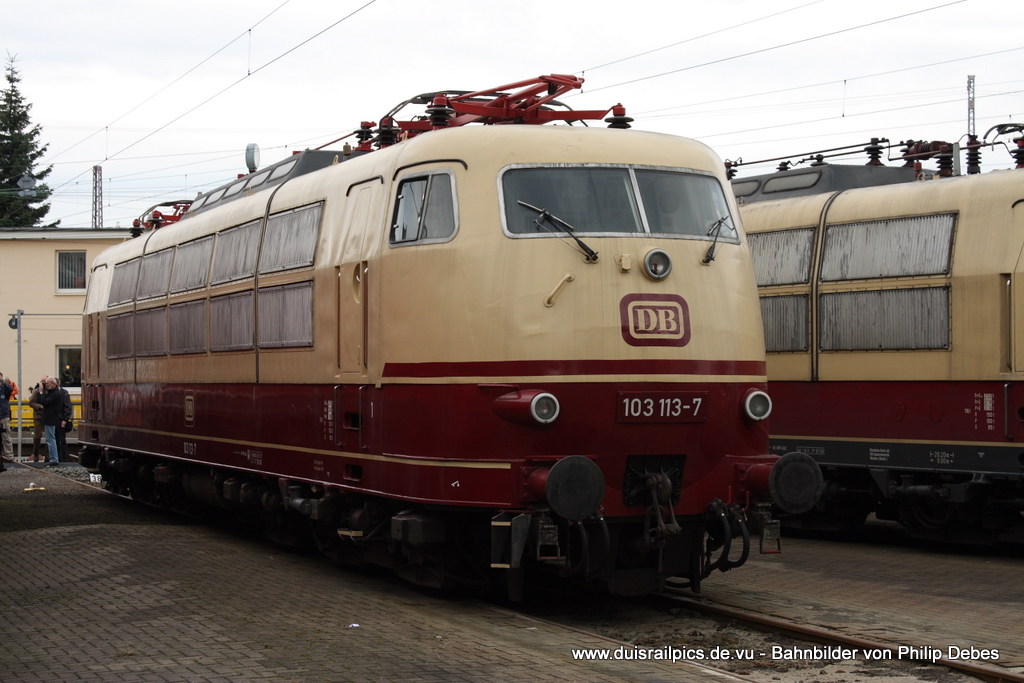 103 113-7 (DB) steht am 19. September 2010 im Betriebswerk Osnabrck (Doppeljubilum: 125 Jahre Betriebswerk Osnabrck und 175 Jahre Eisenbahn in Deutschland)