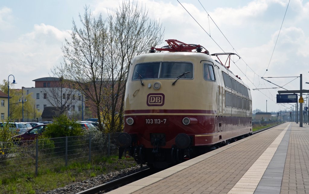 103 113 war am 13.04.12 vom Werk Dessau aus auf Probefahrt. Die Fahrt ging von Dessau aus �ber Bitterfeld und Leipzig nach Riesa. Hier durchf�hrt 103 113 auf der R�ckfahrt nach Dessau den Bahnhof Bitterfeld.