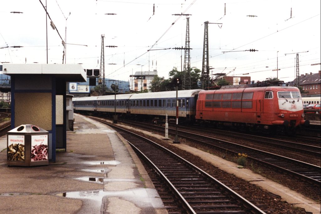 103 115-2 mit IR 2740 Hannover-Aachen auf Aachen Hauptbahnhof am 13-7-1998. Bild und scan: Date Jan de Vries.
