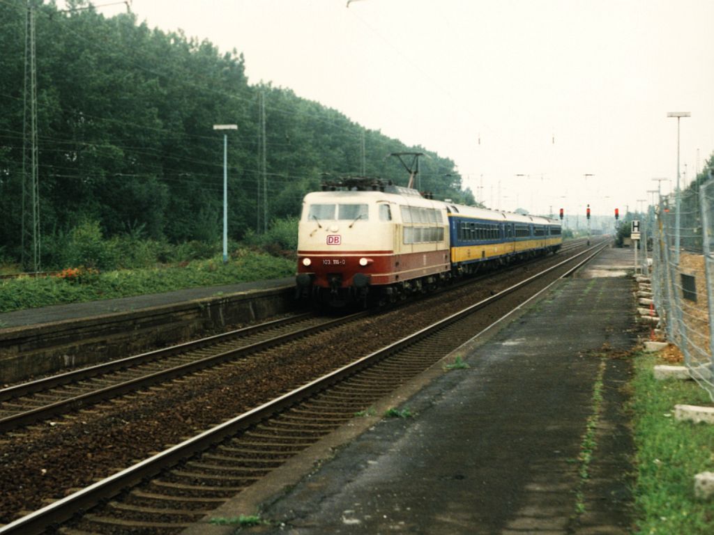 103 116-0 mit eine aus Niederlndische IC-Wagens bestehende D 1820 Kln Hbf-Eindhoven auf Bahnhof Viersen am 26-8-1997. Bild und scan: Date Jan de Vries.