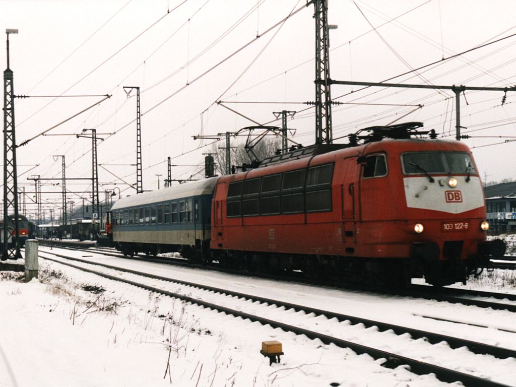 103 122-8 auf Bahnhof Bad Bentheim am 30-12-2000. Bild und scan: Date Jan de Vries.