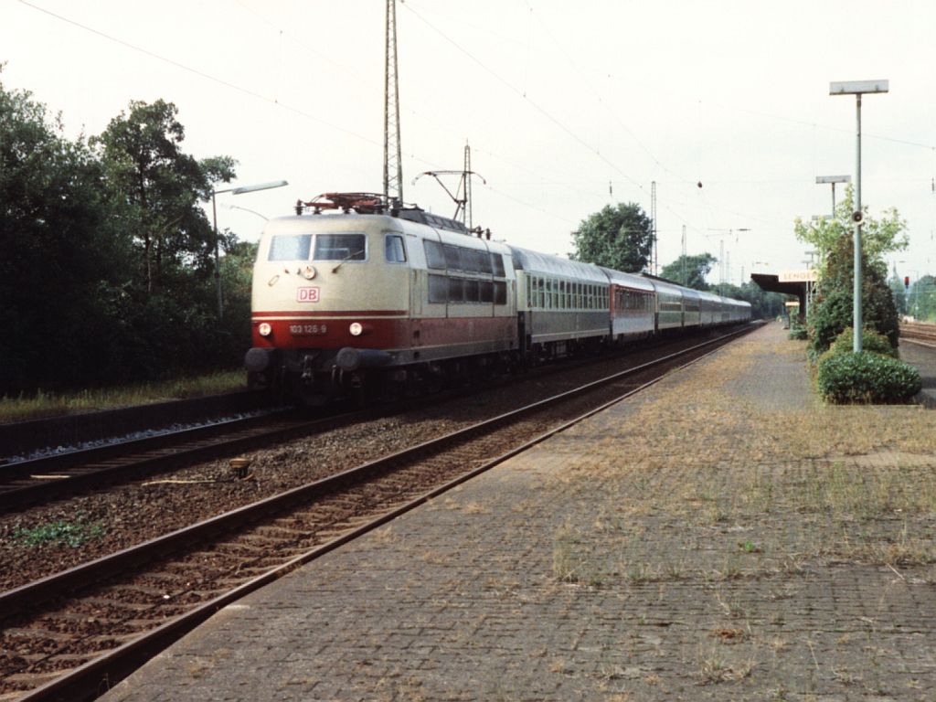 103 126-9 mit IC 523 “Westflischer Friede  Kiel-Nrnberg auf Bahnhof Lengerich am 29-8-1994. Bild und scan: Date Jan de Vries.