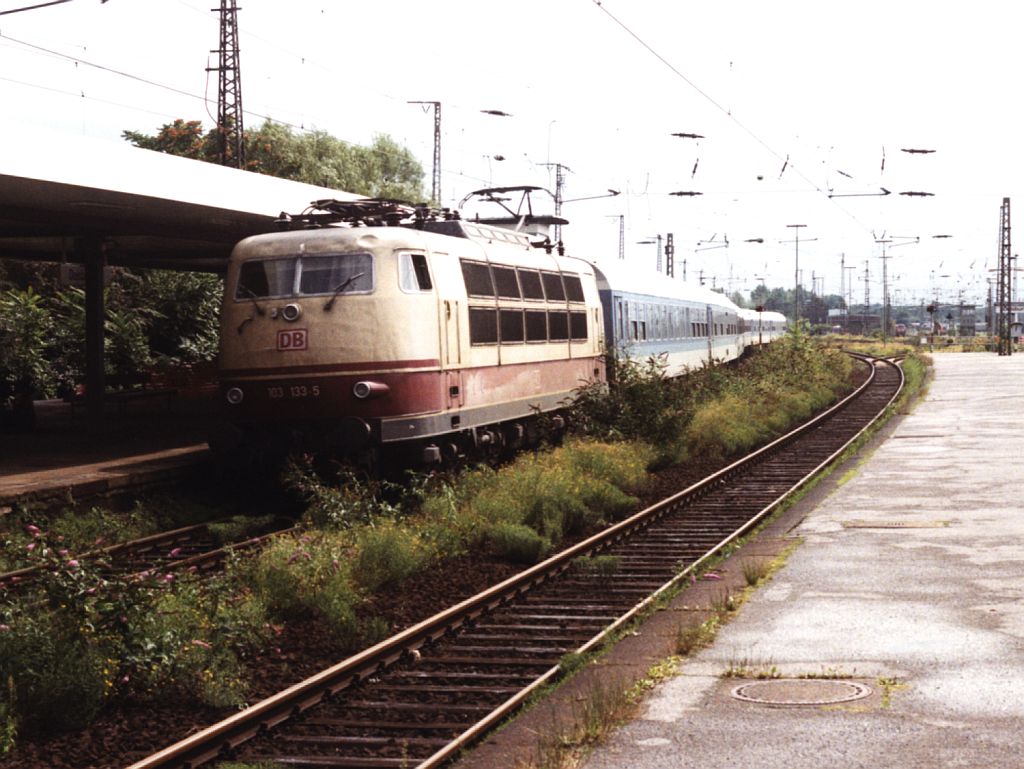 103 133-5 mit IR 2553 Aachen-Erfurt auf Duisburg Hauptbahnhof am 14-08-1999. Bild und scan: Date Jan de Vries.