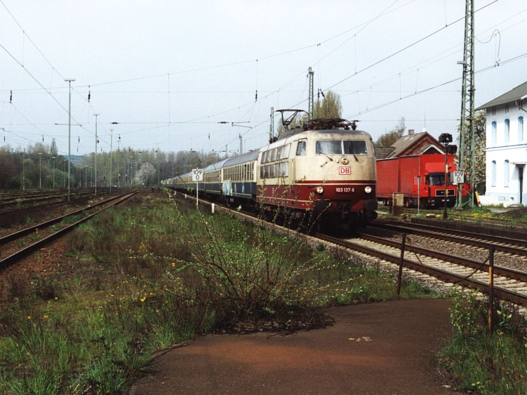 103 137-6 mit eine Sonderfahrt auf Bahnhof Hasbergen am 22-4-2000. Bild und scan: Date Jan de Vries. 