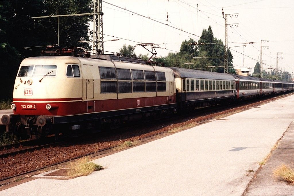 103 138-4 mit EC 3 Schiphol-Basel auf Bahnhof Emmerich am 22-7-1994. Bild und scan: Date Jan de Vries.
