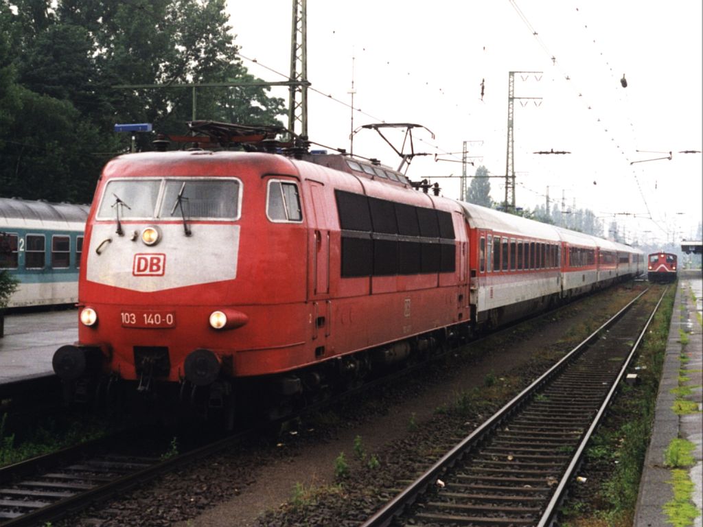 103 140-0 mit EC 143 Amsterdam CS-Kln Hbf neben eine Kf auf Bahnhof Emmerich am 15-07-1998. Bild und scan: Date Jan de Vries. 