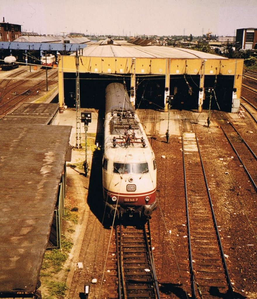 103 146-7 verlt am 14.04.1983 das BW Dortmund. (Scan vom alten Foto)