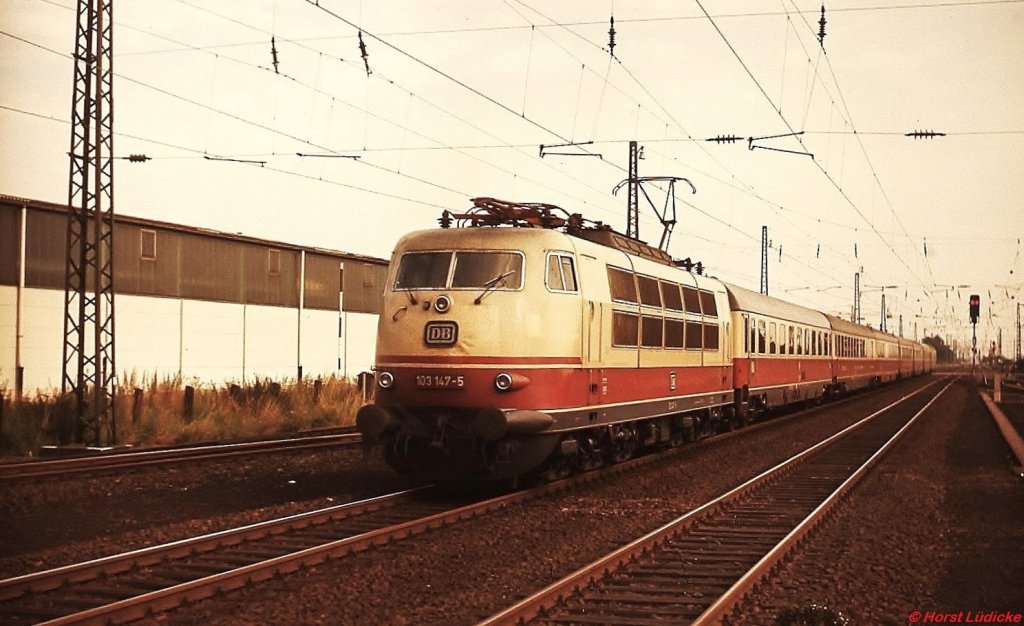 103 147-5 fährt im Sommer 1977 mit einem IC durch Langenfeld/Rheinland. Der Zug besteht nur aus 1.-Klasse-Wagen, das Zweiklassensystem bei den IC wurde erst 1979 eingeführt.