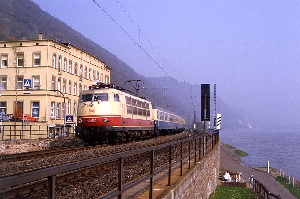 103 153 im damals alltglichen IC-Verkehr am Rhein bei Koblenz Stolzenfels, 01.05.1986.
