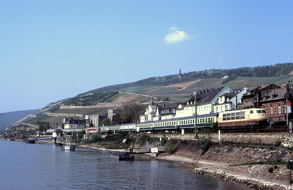 103 159 ,it FD 1902 passiert die Promenade von Rdesheim, 24.04.1993.