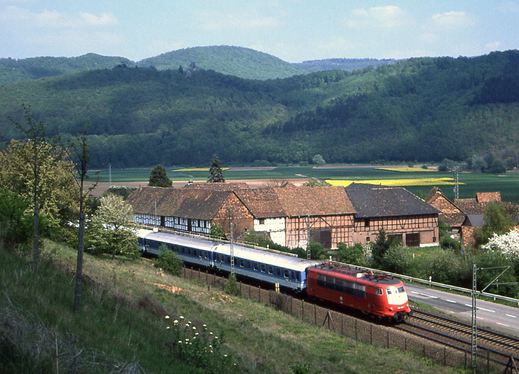 103 168 mit IR 1638 auf der Nord-Sd Strecke bei Klein Vach, 04.05.1989.