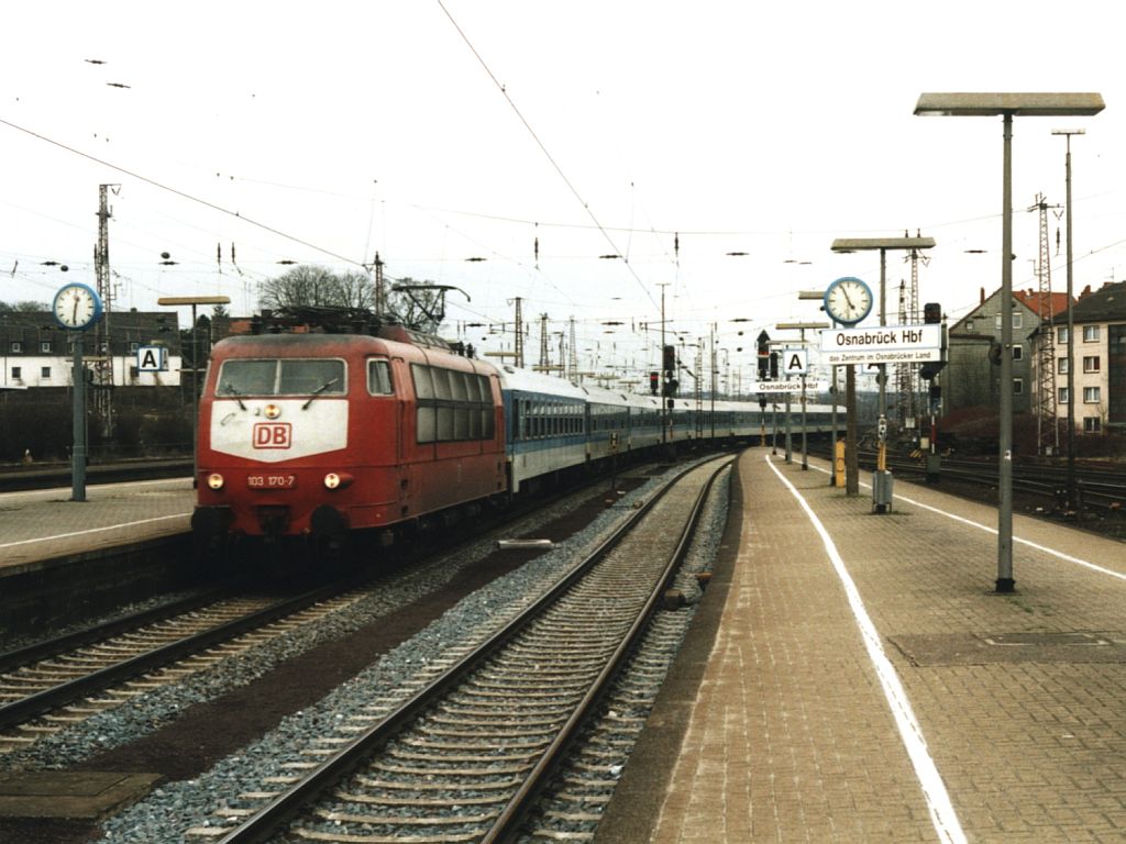 103 170-7 mit IR 2544 “Osnabrcker Land” Berlin Ostbahnhof-Mnster auf Osnabrck Hauptbahnhof am 7-4-2001. Bild und scan: Date Jan de Vries.