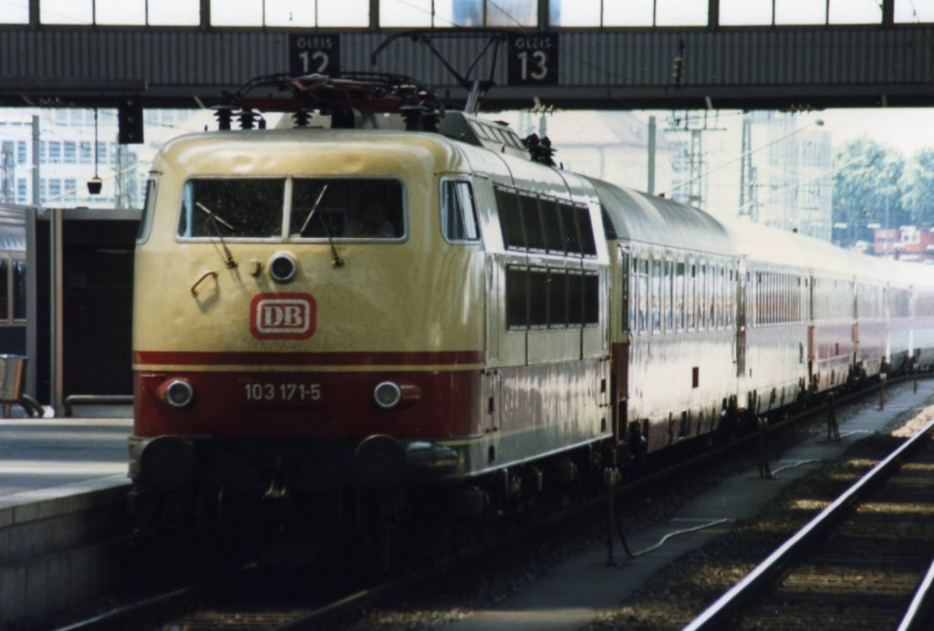 103 171-5 mit ihrem IC im Hauptbahnhof Mnchen 1991