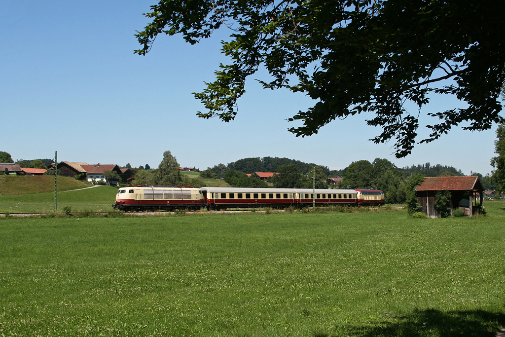 103 184 und 218 105 mit zwei TEE Abteilwagen als planmge RB auf der Strecke Traunstein – Ruhpolding, hier bei Traundorf. 01.08.2010.