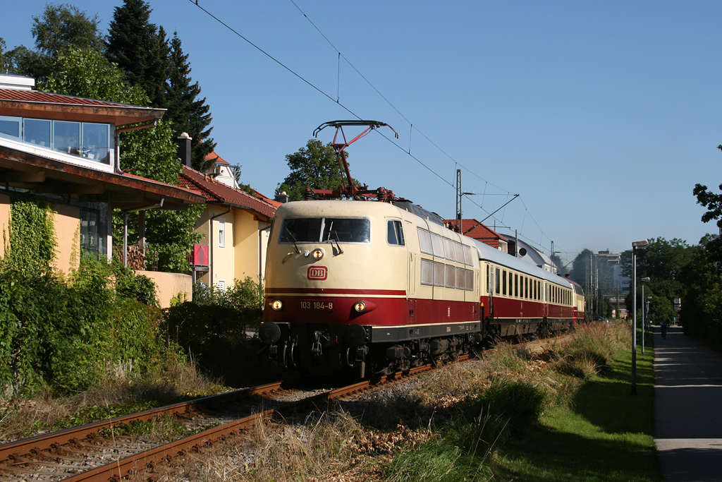 103 184 und 218 105 mit zwei TEE Abteilwagen als planmge RB auf der Strecke Traunstein – Ruhpolding, hier bei Traunstein. 01.08.2010.