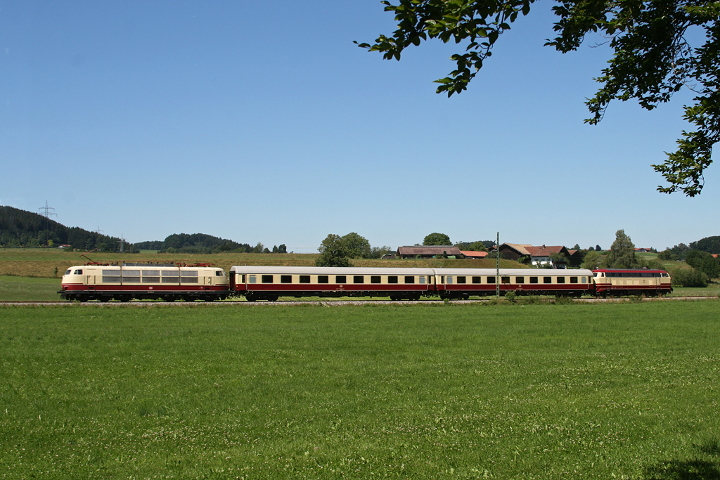 103 184 und 218 105 mit zwei TEE Abteilwagen als planmge RB auf der Strecke Traunstein – Ruhpolding, hier bei Traundorf. 01.08.2010.