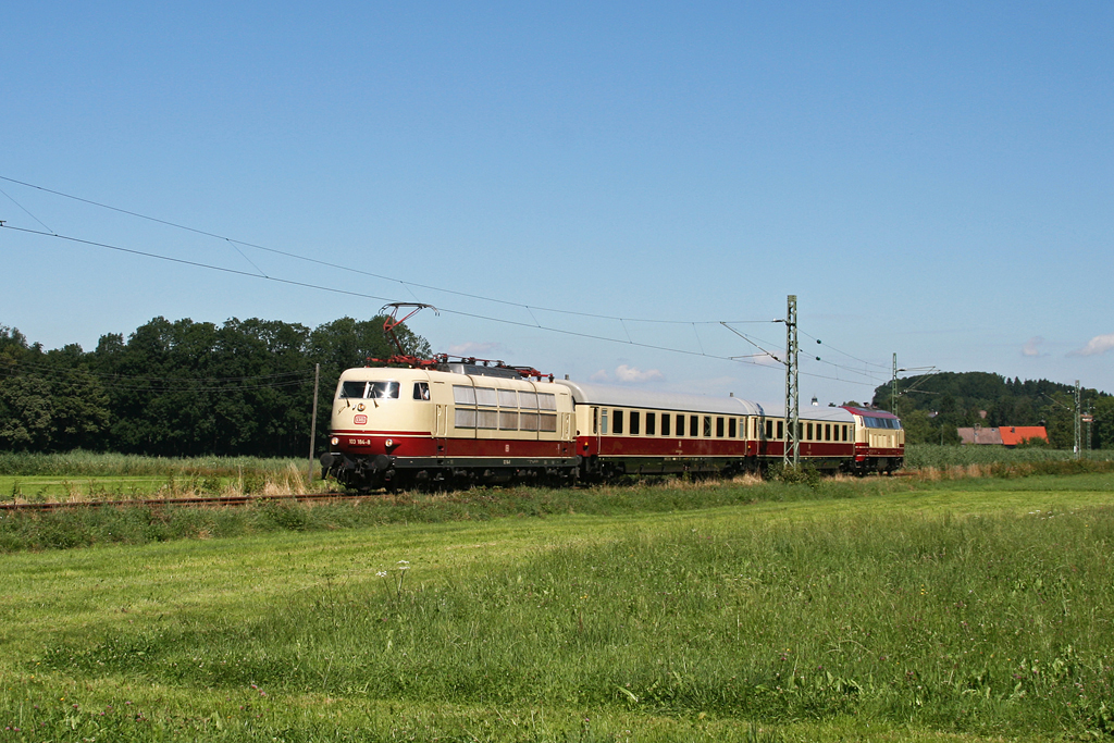 103 184 und 218 105 mit zwei TEE Abteilwagen als planmge RB auf der Strecke Traunstein – Ruhpolding, hier bei Traundorf. 01.08.2010.