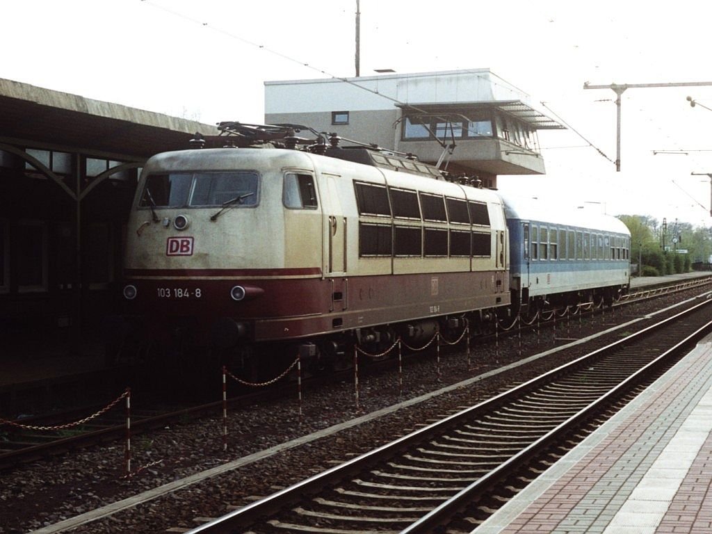 103 184-8 auf Bahnhof Bad Bentheim am 21-4-2000. Bild und scan: Date Jan de Vries. 