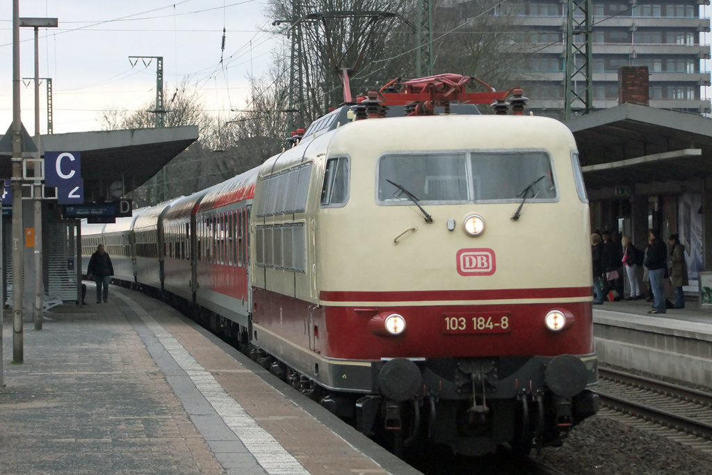 103 184-8 bei der Durchfahrt in Recklinghausen 11.2.2011