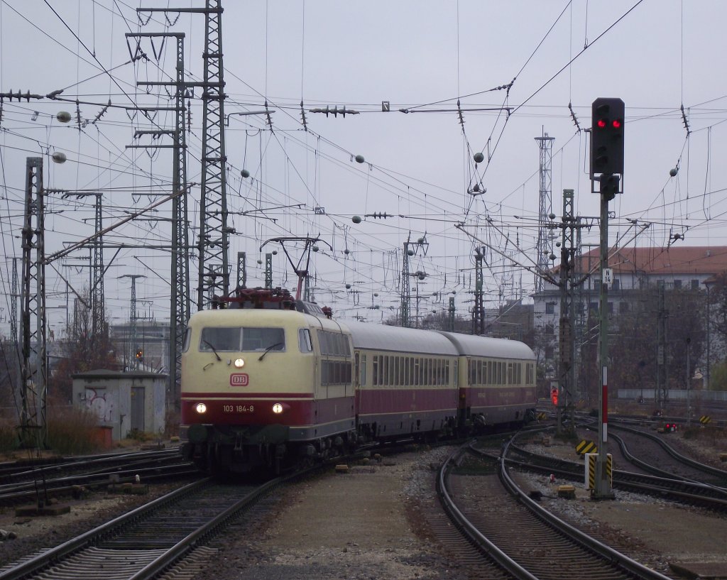 103 184-8 erreicht am 26. November 2011 mit TEE 5461 nach Regensburg Hbf den Nrnberger Hbf.