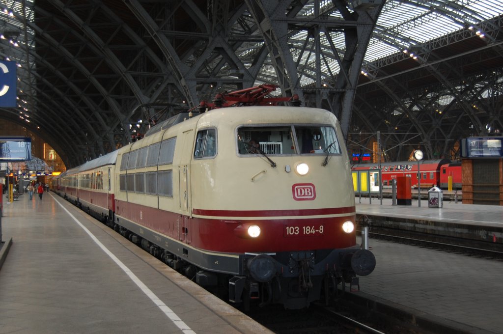 103 184-8 im Leipziger Hauptbahnhof - 16.12.2009