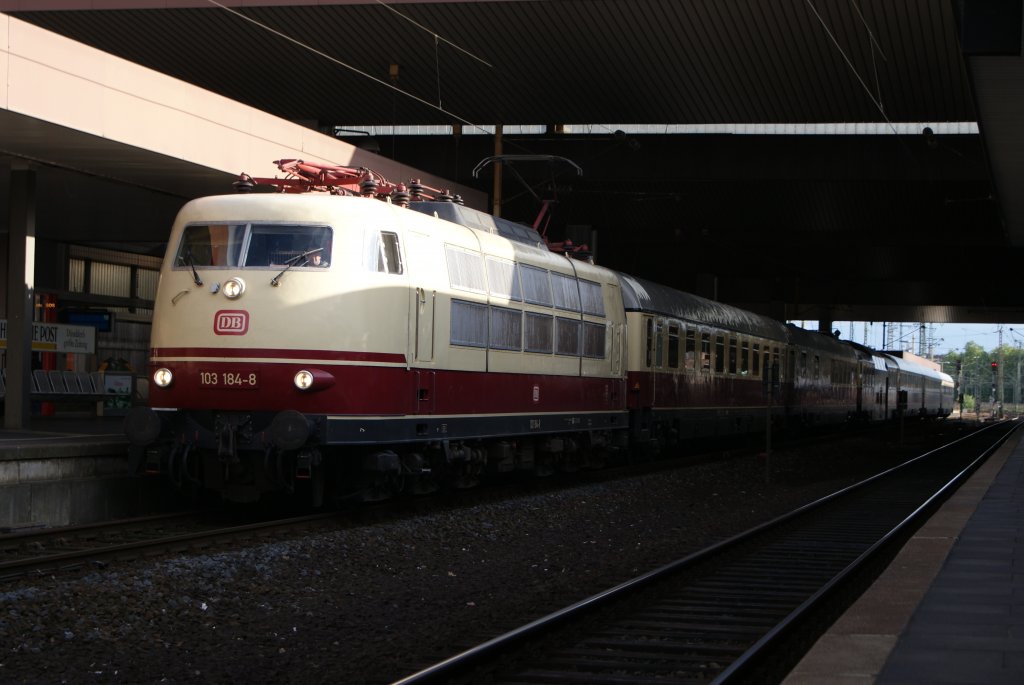 103 184-8 mit dem TEE Rheingold von Zermatt nach Hamm bie der Abfahrt in Dsseldorf Hbf am 21.06.09