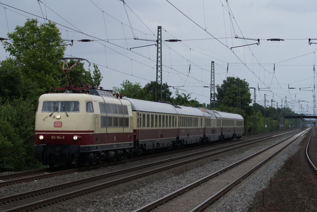 103 184-8 mit einem TEE Rheingold in Duisburg-Rahm am 2.06.2010