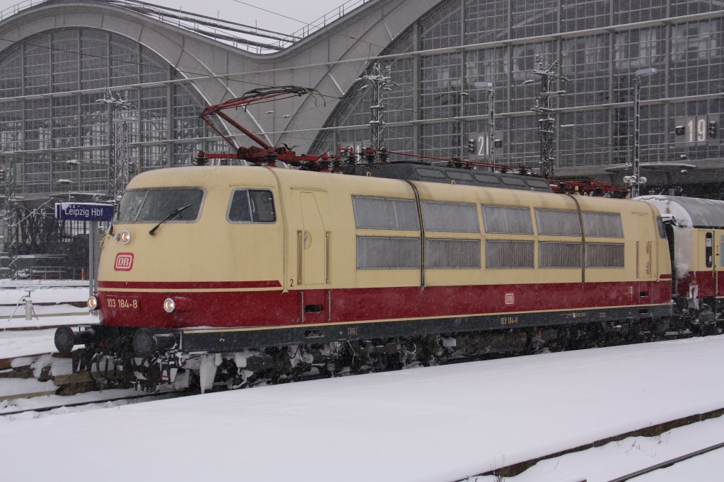 103 184-8 mit einen TEE-Sonderzug auf Gleis 18 in Leipzig Hbf am 02.01.2010