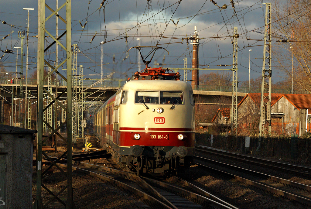 103 184-8 mit IC 2417 von Flensburg nach Kln Hbf am 12.12.2010 bei der Einfahrt in den Bahnhof von Elmshorn.