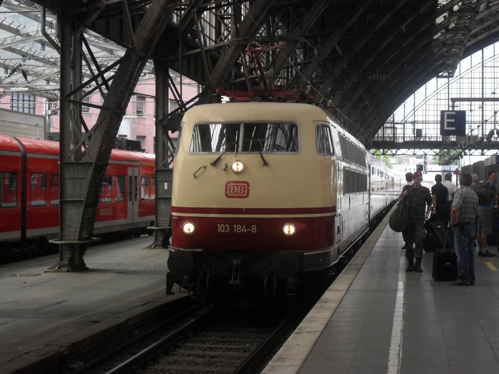 103 184-8 mit IC1806 nach Hamburg Altona am 9.7.10 in Kln Hbf.