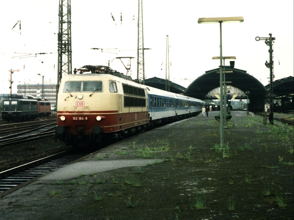 103 184-8 mit IR 2649 Aachen-Magdeburg auf Krefeld Hauptbahnhof am 26-08-1997. Bild und scan: Date Jan de Vries.