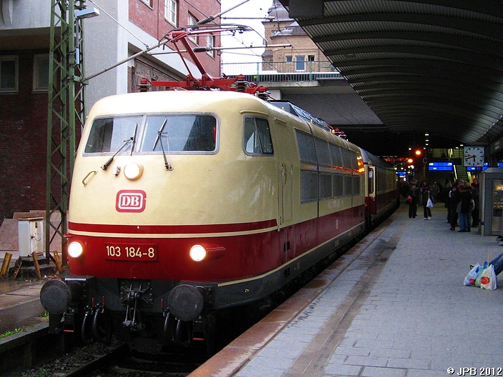 103 184-8 mit Sonderzug nach Kln in Hamburg Hbf am 27.03.2010
