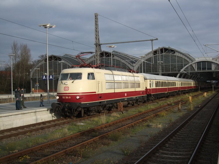 103 184-8 mit TEE91300 von Lbeck Hbf Richtung Bonn Hbf steht im Lbecker Hbf.
(28.11.09)