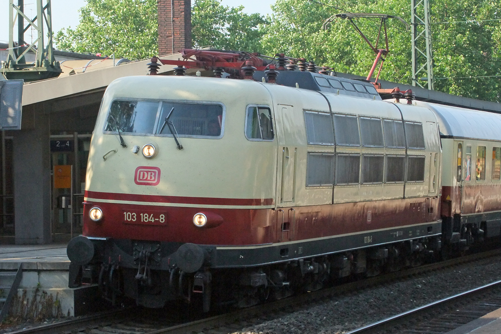103 184-8 in Recklinghausen Hbf 11.7.2010
