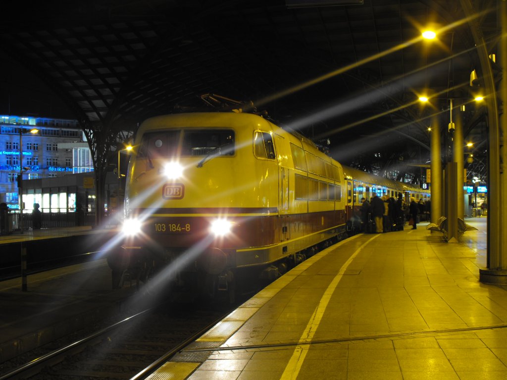 103 184-8 steht am Dienstag den 29.12.2009 mit TEE 91300 nach Dresden im Klner HBf Abfahr bereit.
Hier der I-Net Link zu dem Zug: http://www.ake-eisenbahntouristik.de/