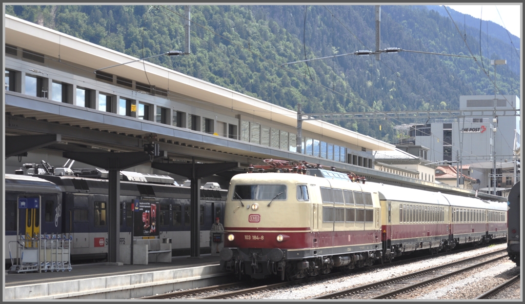 103 184-8 steht mit einem Sonderzug auf Gleis 5 in Chur. (19.06.2011)