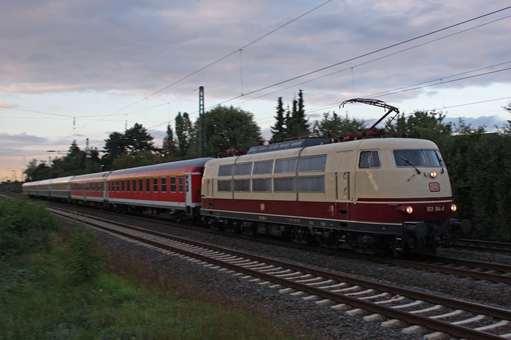 103 184 am 26.9.10 mit IC 1817 in Dsseldorf-Angermund