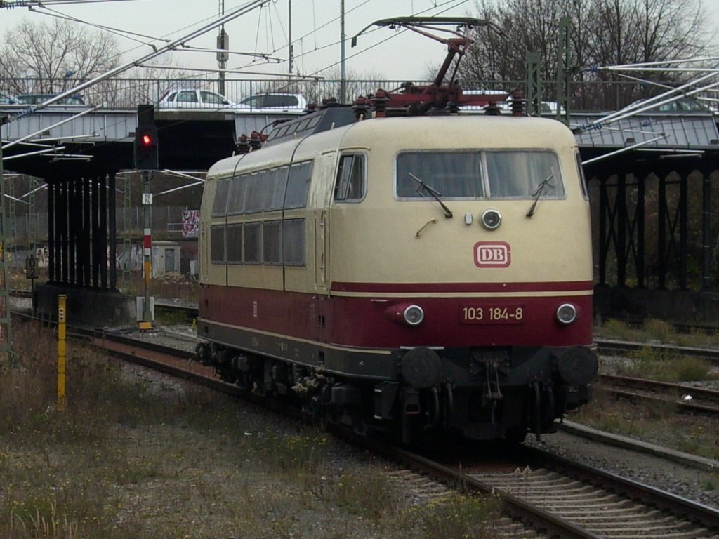 103 184 beim Lokumlauf am 28.November 2009 in Lbeck nach der Ankunft des TEE-Rheingold aus Bonn.