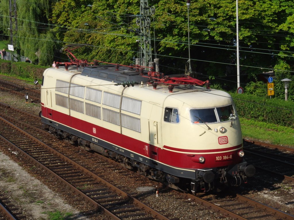103 184 beim Rangieren auf dem Bodenseedamm(20.08.2010). Warum die Lok bei der Einfahrt in den Bahnhof nicht gleich auf das Gleis mit den Sonderzugwagen geleitet wurde ist nicht bekannt.