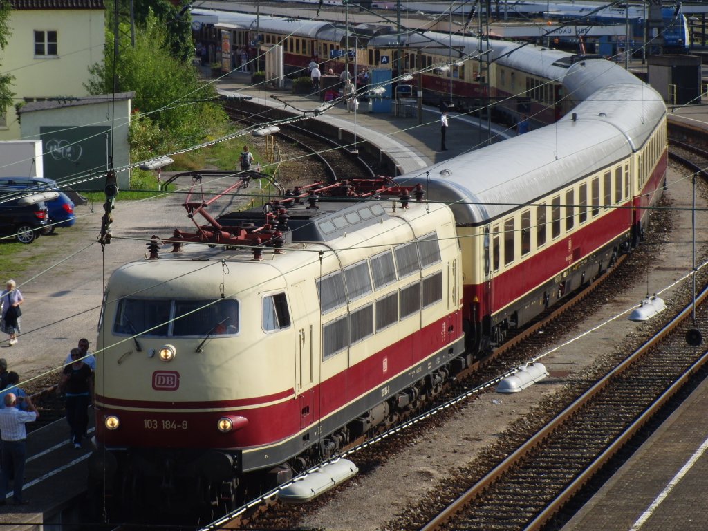 103 184 kurz nach dem Ankuppeln an den Sonderzug, der von einer ER 20 nach Lindau Hbf gebracht wurde (20.08.2010).