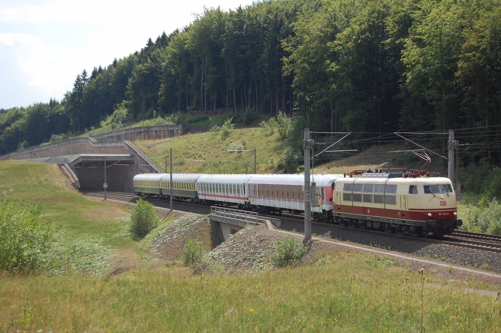 103 184 mit dem 91335 Delitzsch - Kln Bbf kurz hinter der Galerie auf der Eggequerung in Willebadessen, 30.07.2010 