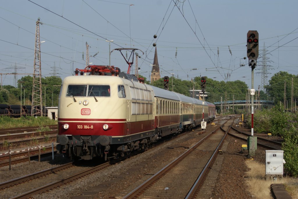 103 184 mit dem IC 1817 nach K�ln Hbf bei der Durchfahrt durch M�lheim Styrum am 11.07.2010